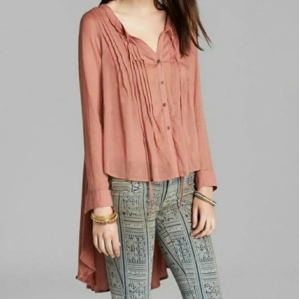 Introducing the Banana Republic Lightweight Flowy Orange Palm Print Blouse in Si